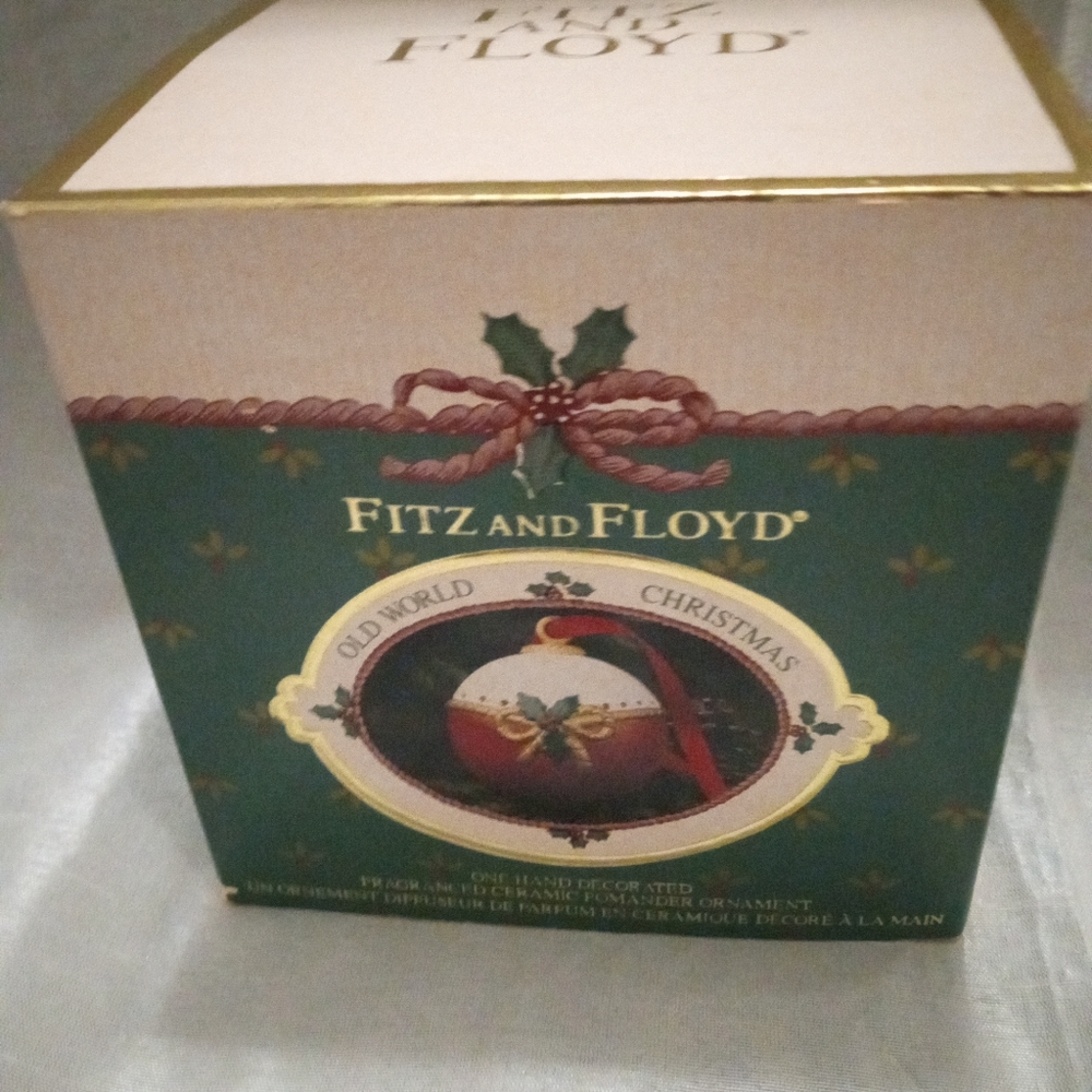 Fitz and Floyd Red and Green Bath & Body Collection